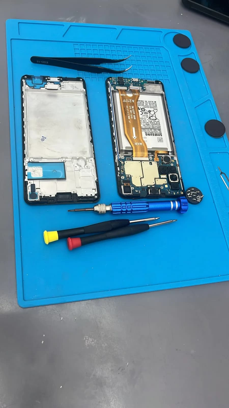 Geöffnetes Smartphone an einem Simball Reparaturarbeitsplatz