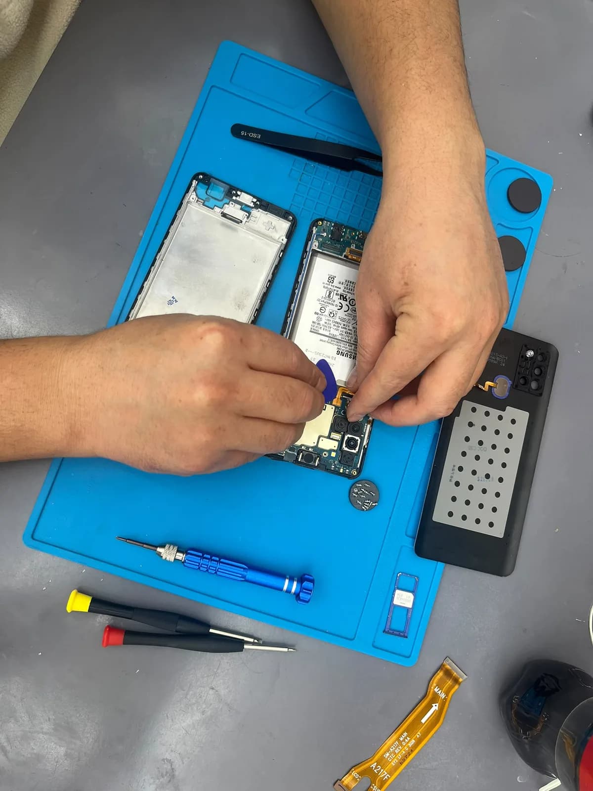 Kontrolle eines geöffneten Smartphones nach der Reparatur