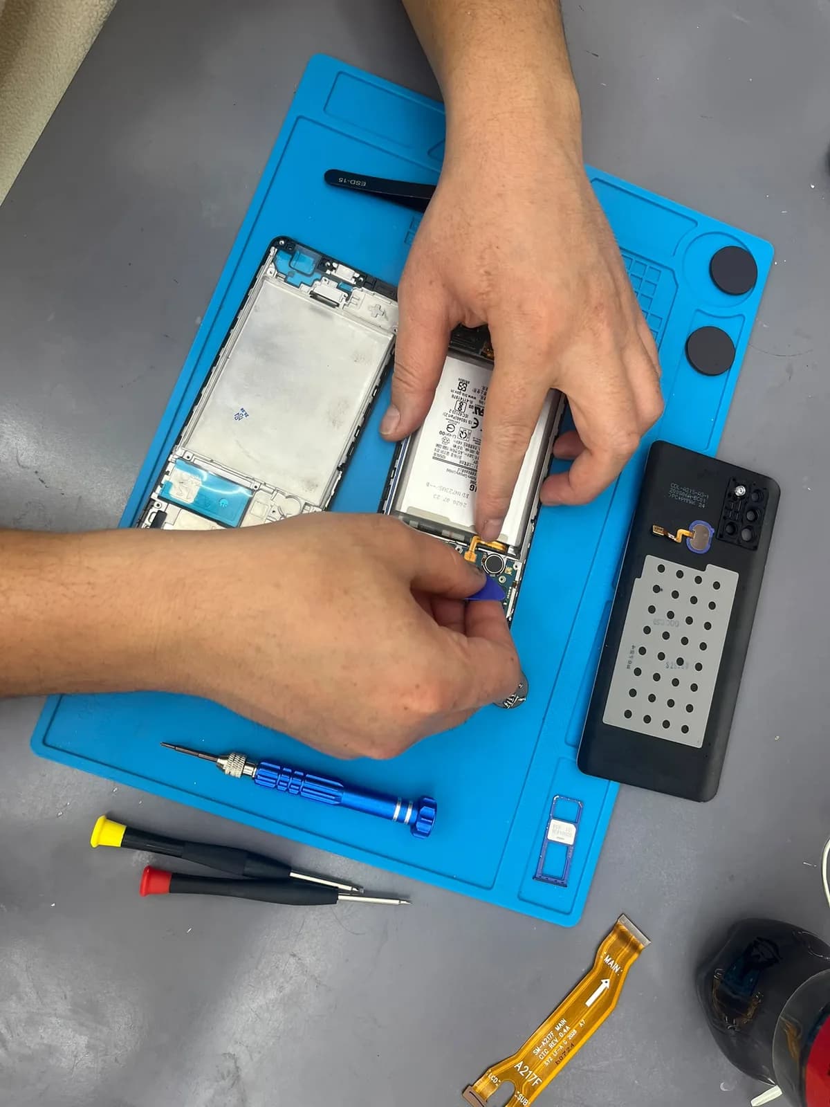Techniker bei der Arbeit an einem geöffneten Smartphone